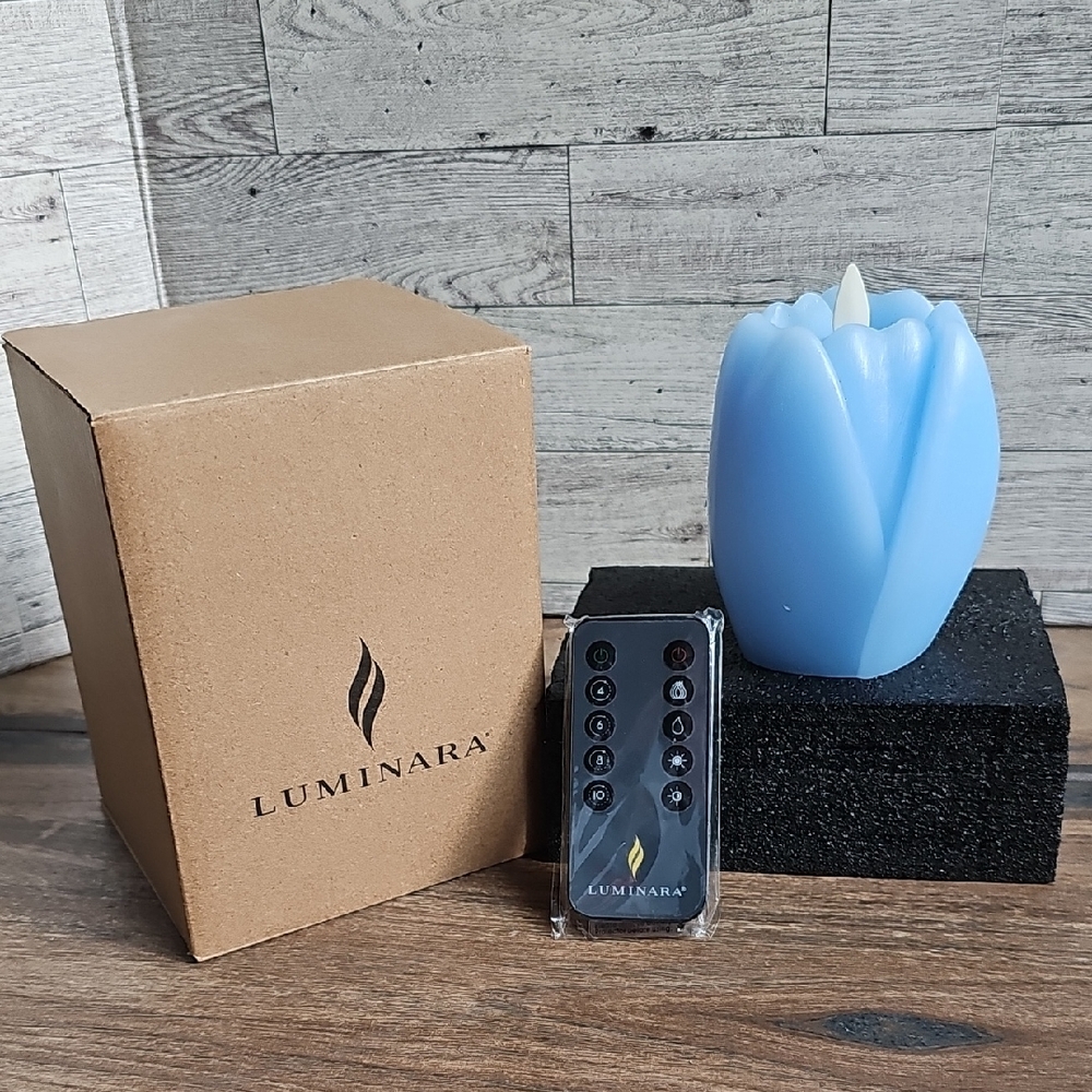 NWT Luminara Bue Flameless Tulip Candle with Remote And Timer.